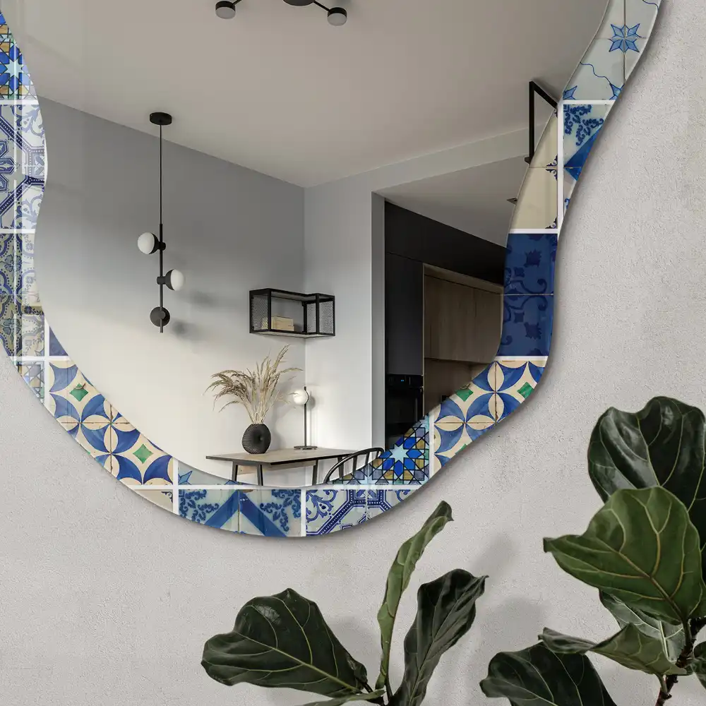 Nieregularne lustro z nadrukiem w stylu płytek azulejos