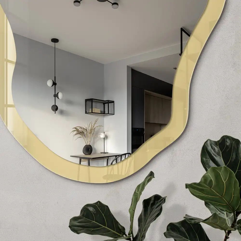 Lustro dekoracyjne o nieregularnym kształcie w kolorze kremowej żółci
