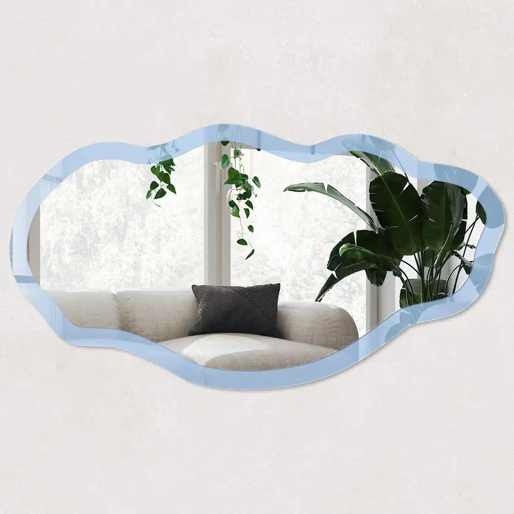 Nieregularne lustro w ramce z nadrukiem w kolorze baby blue