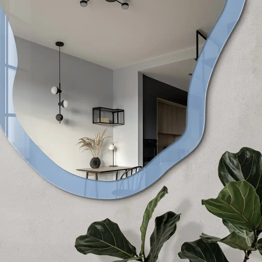 Nieregularne lustro w ramce z nadrukiem w kolorze baby blue