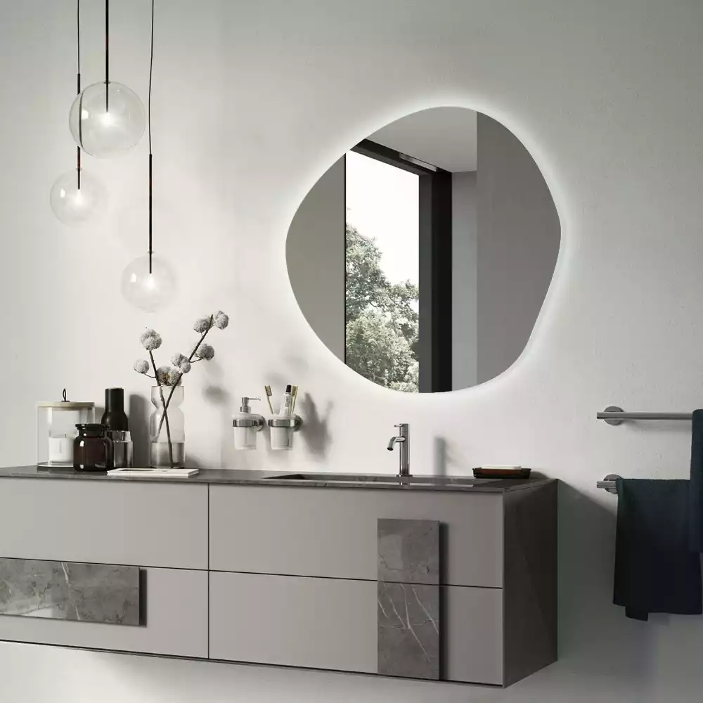 Nieregularne lustro podświetlane w stylu minimalistycznym na ścianę