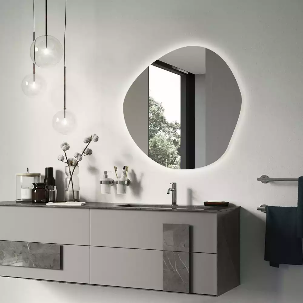 Nieregularne lustro podświetlane w stylu minimalistycznym na ścianę