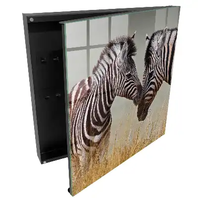 Skrzyneczka na klucze z motywem zebry na tle traw
