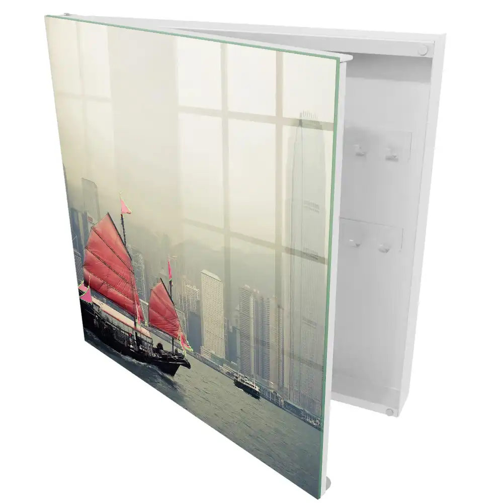 Szafeczka na klucze łódź z czerwonymi żaglami przy biurowcach