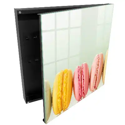 Szafka na klucze kolorowe makaroniki w rządku na pastelowym tle