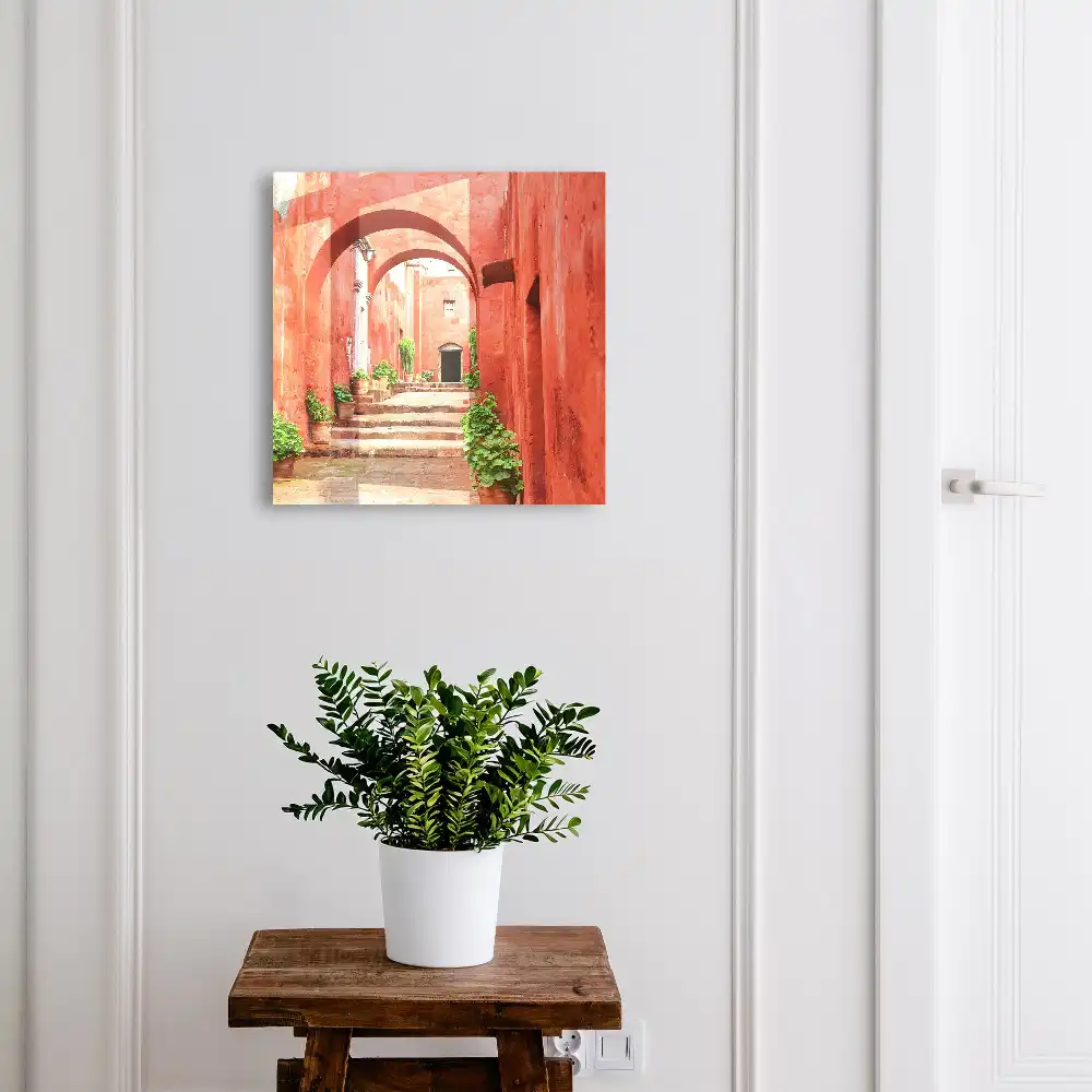 Szafeczka na klucze czerwona architektura z roślinami i schodami
