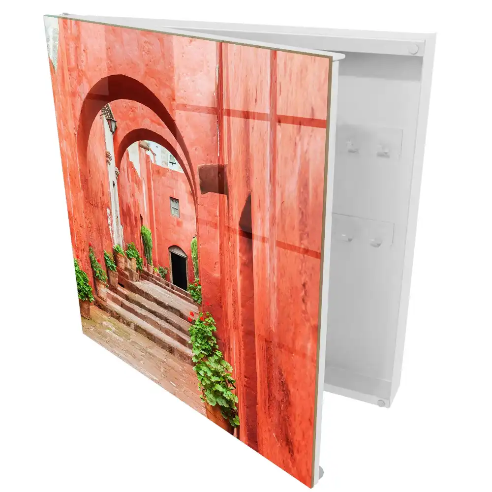 Szafeczka na klucze czerwona architektura z roślinami i schodami