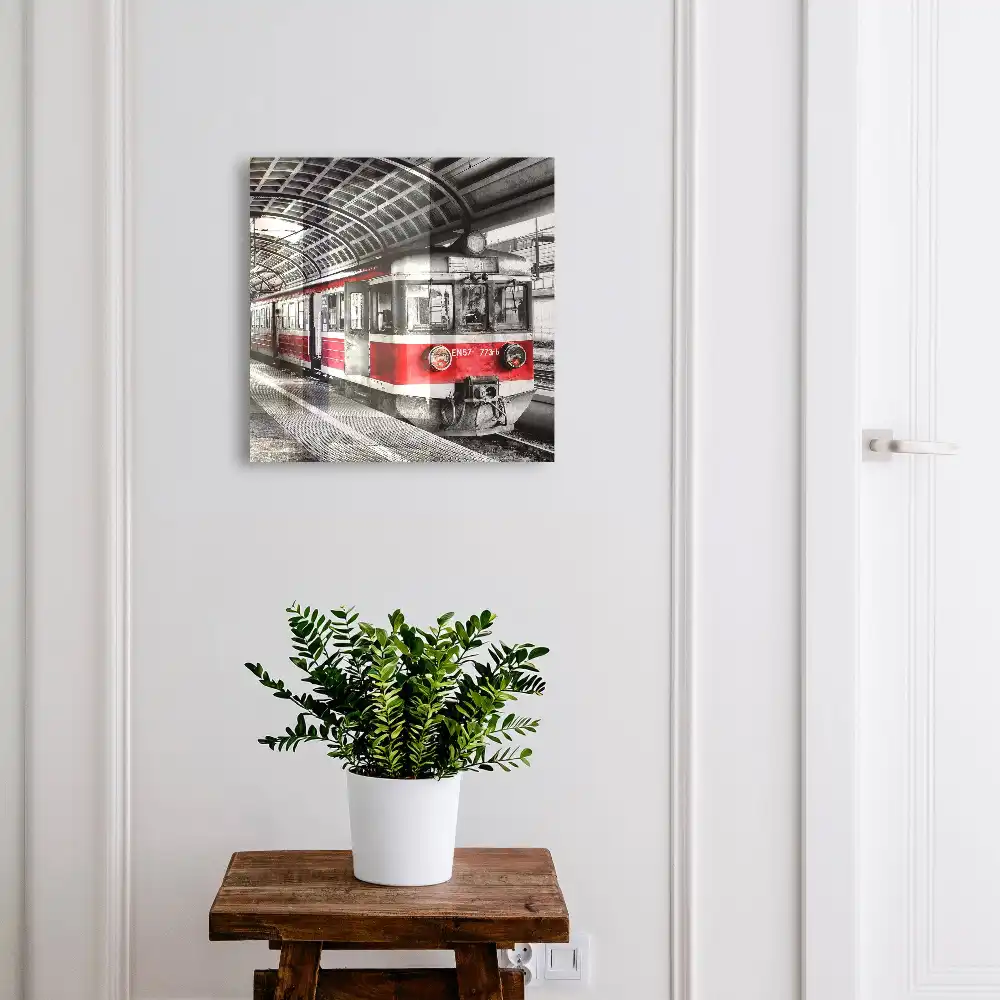 Skrzyneczka na klucze pociąg na tle stylowej architektury