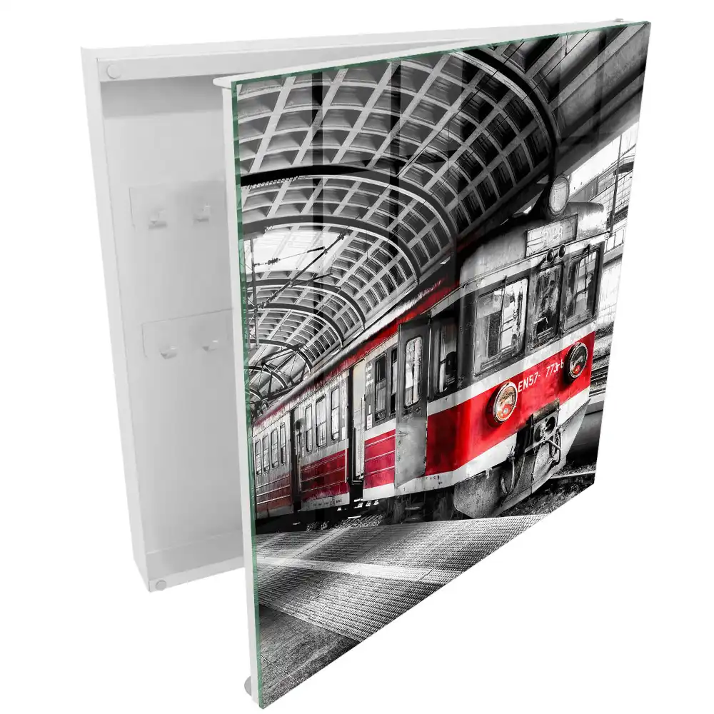 Skrzyneczka na klucze pociąg na tle stylowej architektury