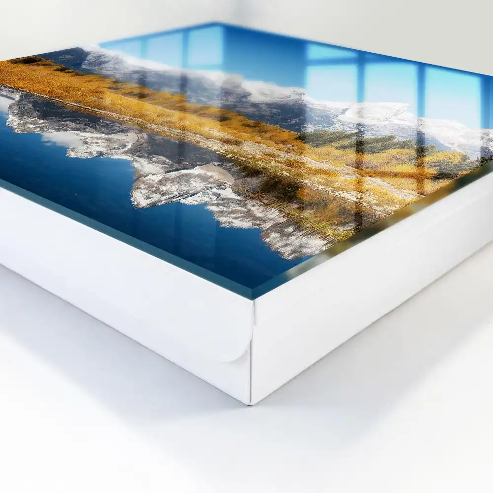 Skrzyneczka na klucze góry jesienią odbijające się w jeziorze