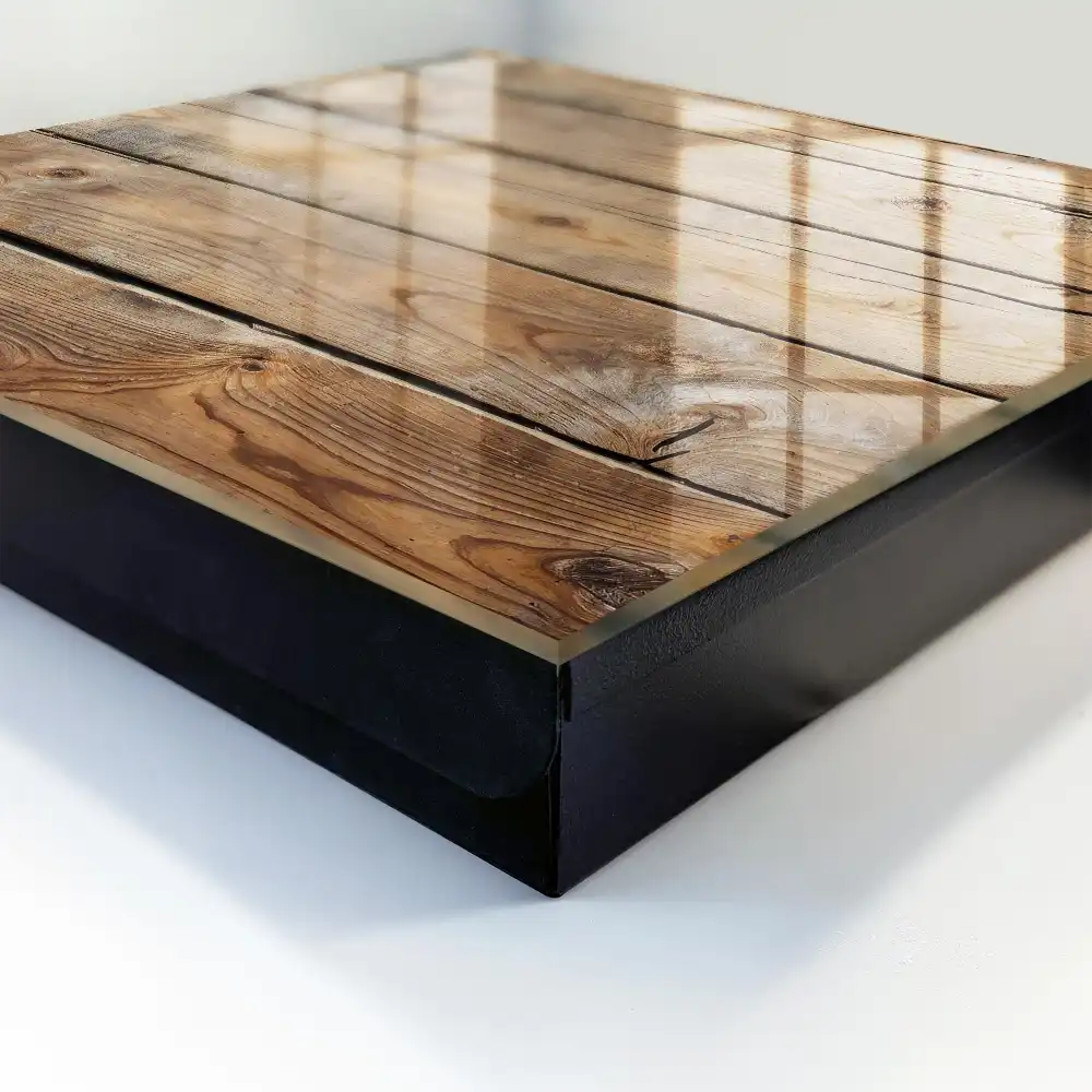 Szafeczka na klucze z naturalnego drewna z widocznymi słojami