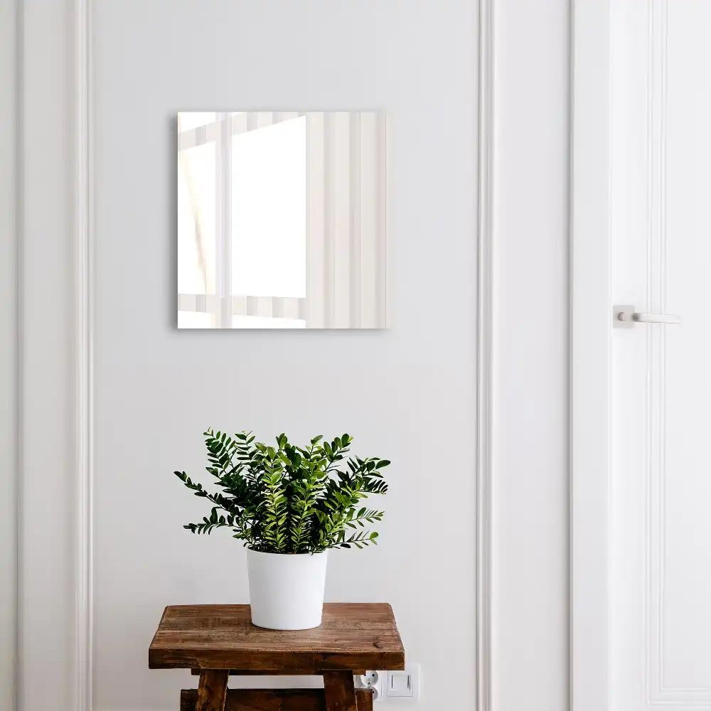Szafka na klucze szare pionowe pasy w minimalistycznym stylu