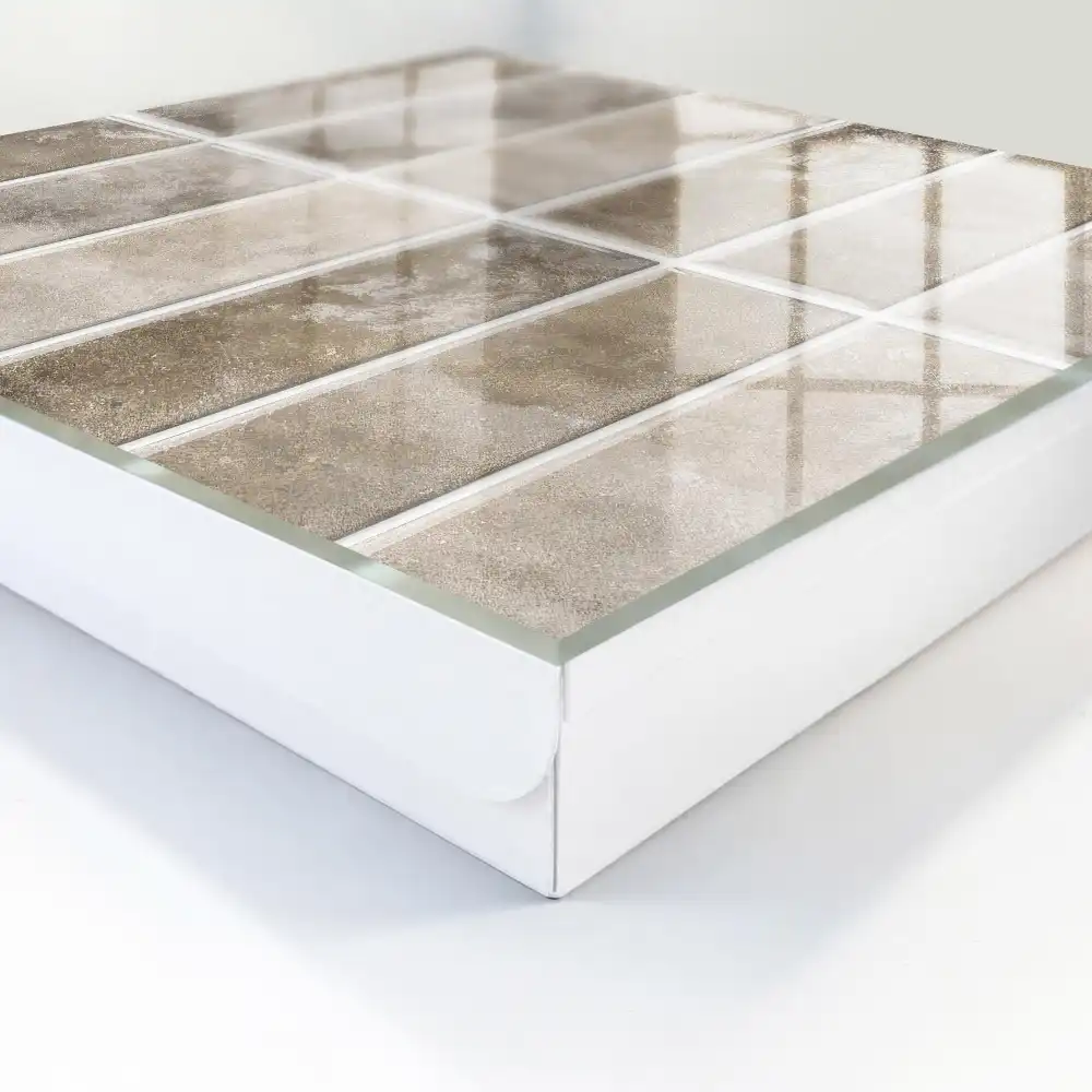 Szafeczka na klucze kafle w różnych odcieniach szarości i brązu