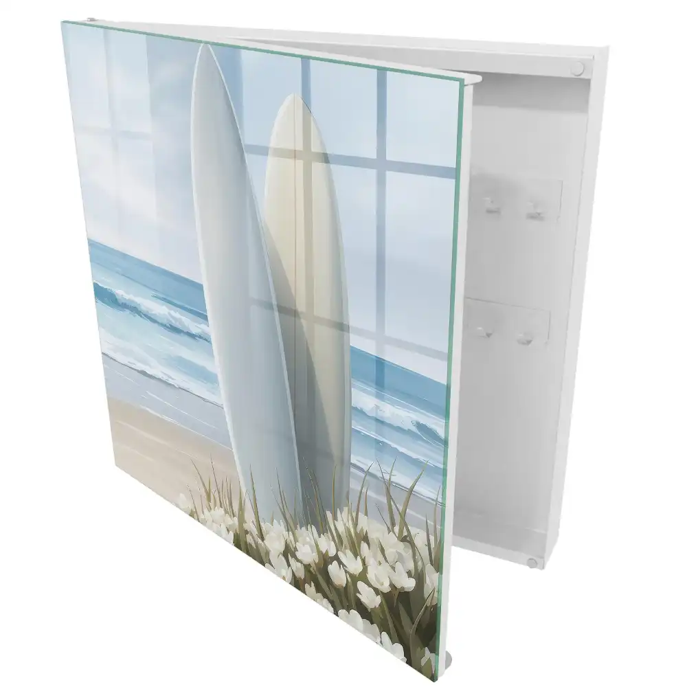 Skrzyneczka na klucze deski surfingowe przy kwitnącej plaży