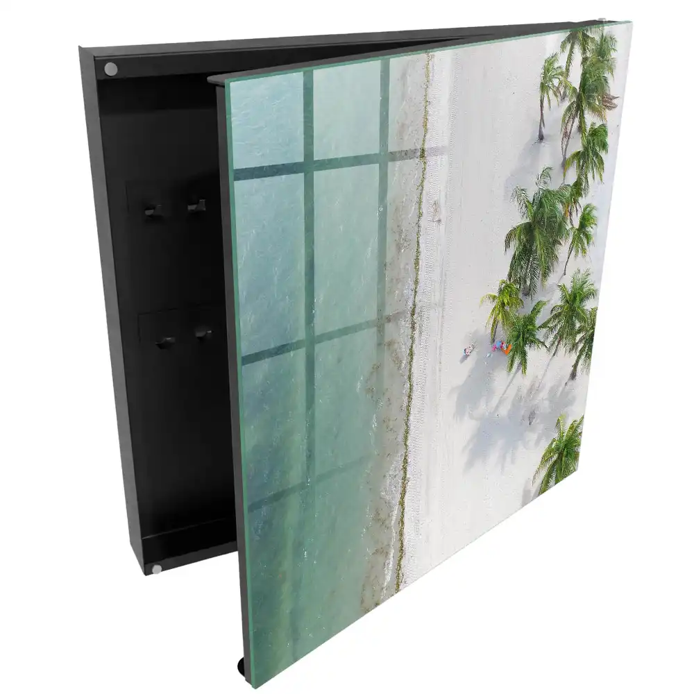 Szafka na klucze palmy nad białą plażą obok niebieskiej wody