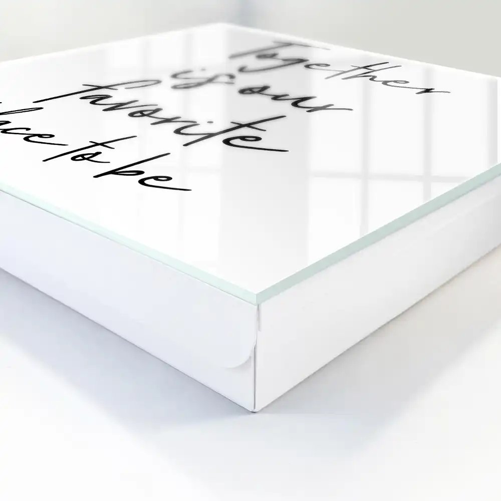 Szafka na klucze czarno-biały motyw typograficzny z przesłaniem