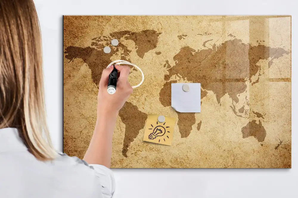 Tablica magnetyczna suchościeralna stara mapa świata w tle