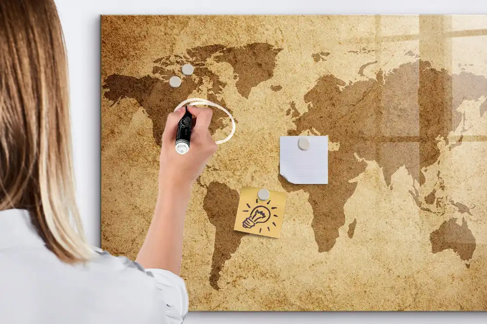 Tablica magnetyczna suchościeralna stara mapa świata w tle
