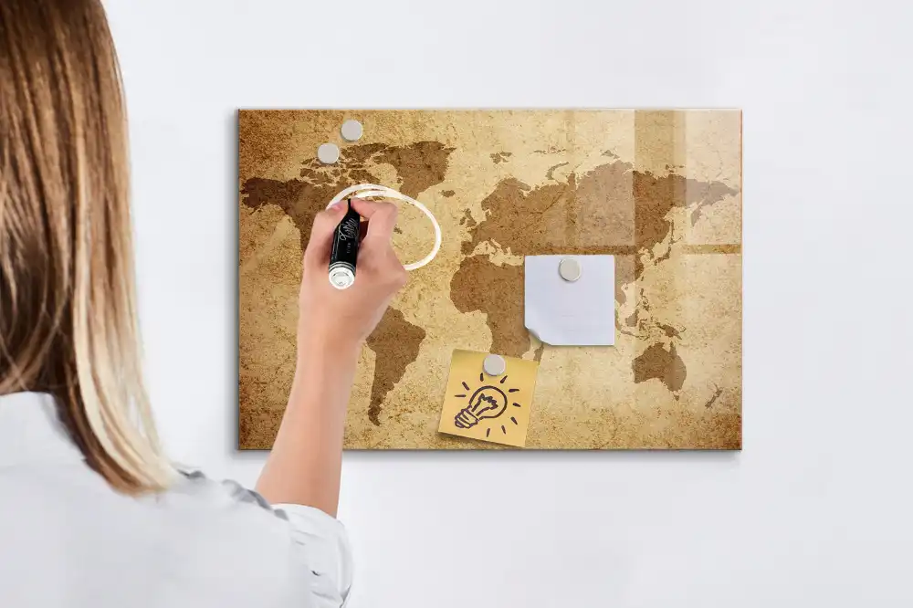 Tablica magnetyczna suchościeralna stara mapa świata w tle