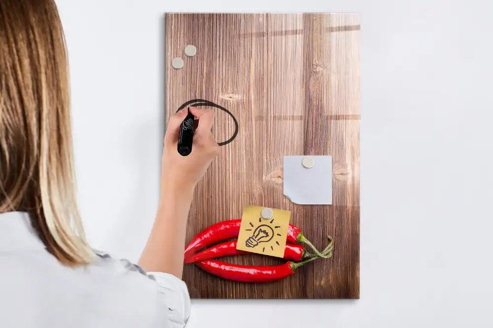 Tablica suchościeralna magnetyczna chili na desce do krojenia