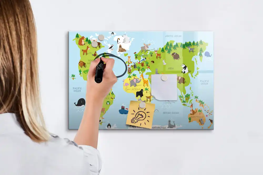 Tablica suchościeralna magnetyczna mapa świata ze zwierzętami