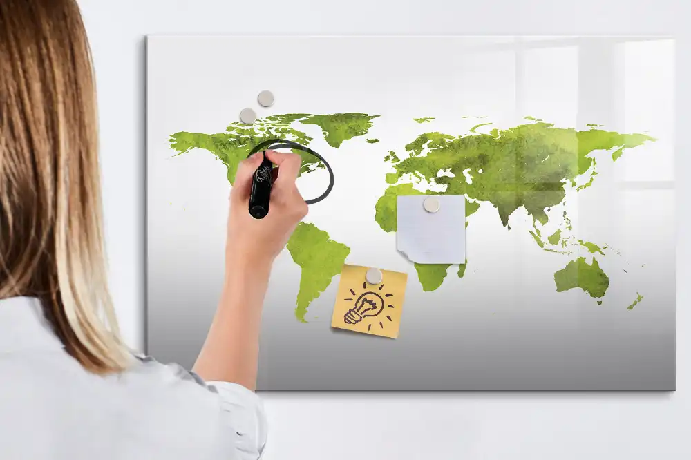 Tablica magnetyczna z pisakiem rozmyta mapa świata akwarelą