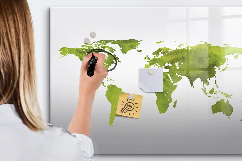 Tablica magnetyczna z pisakiem rozmyta mapa świata akwarelą