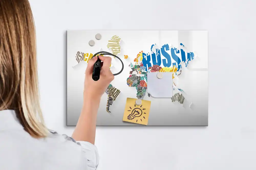 Tablica do rysowania magnetyczna napisy tworzące mapę świata