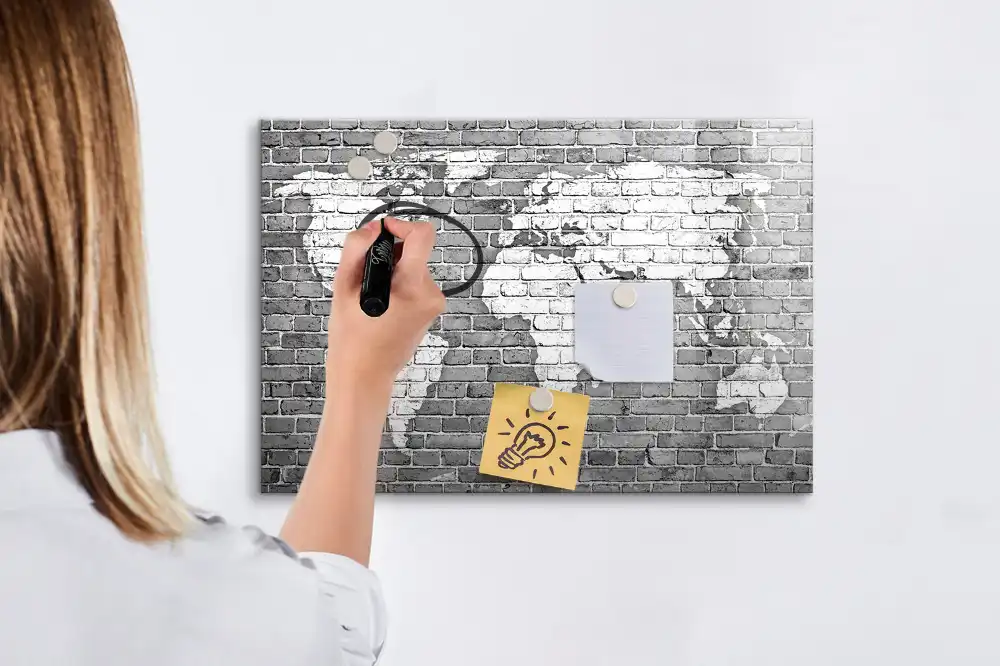 Tablica suchościeralna magnetyczna mapa świata na cegłach