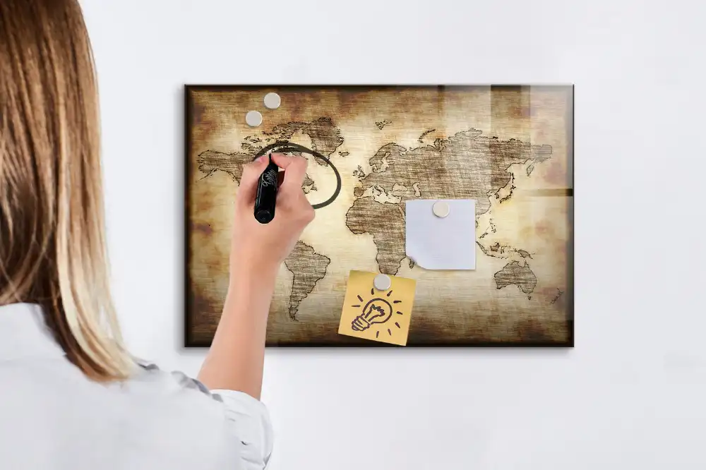 Tablica magnetyczna do pisania stara mapa świata w tle