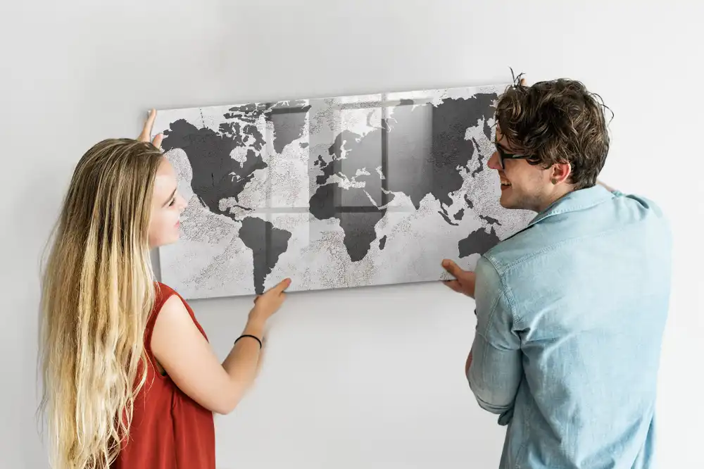 Tablica suchościeralna magnetyczna betonowa struktura z mapą