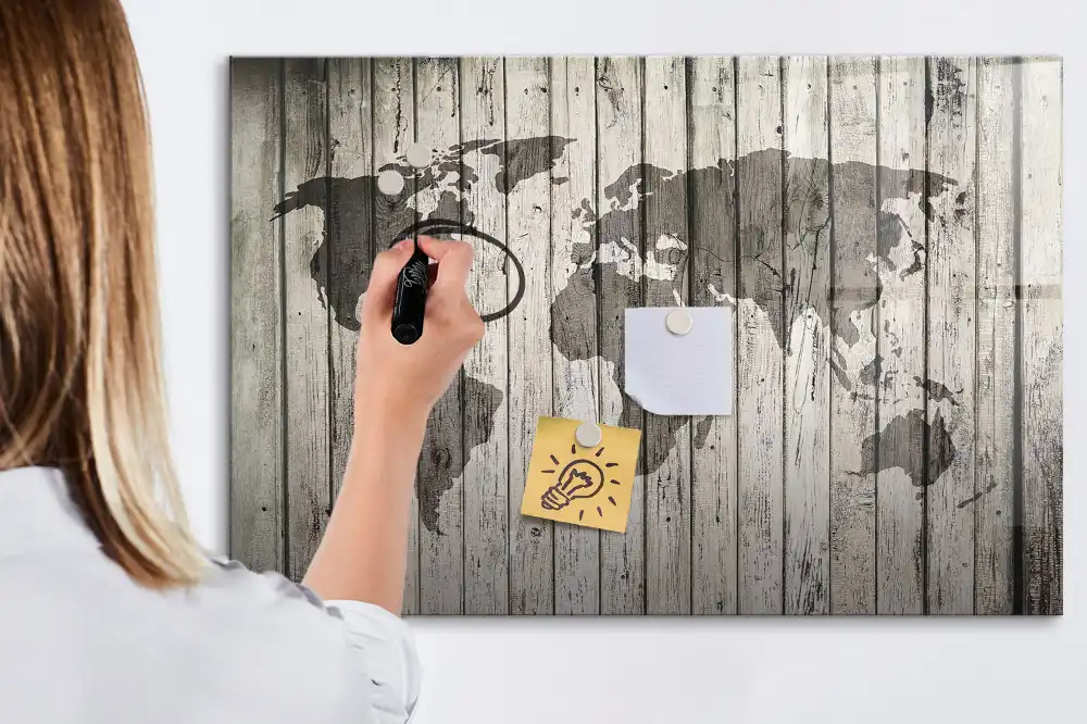 Tablica suchościeralna magnetyczna mapa świata na drewnianym stole