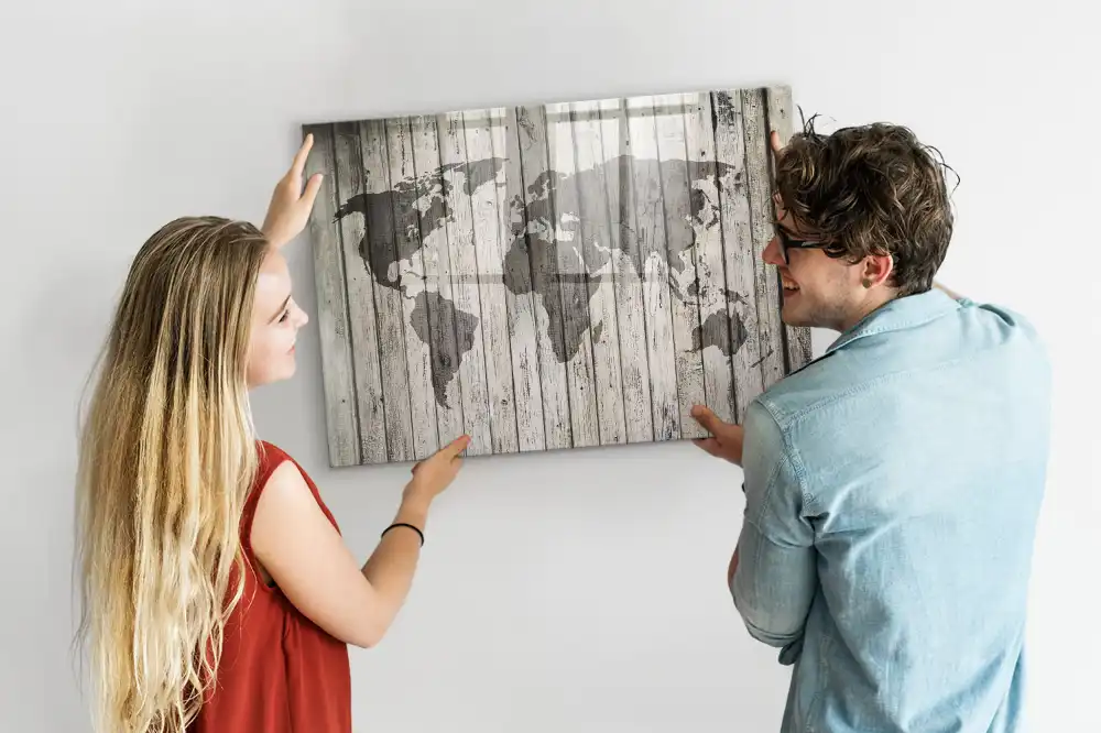 Tablica suchościeralna magnetyczna mapa świata na drewnianym stole