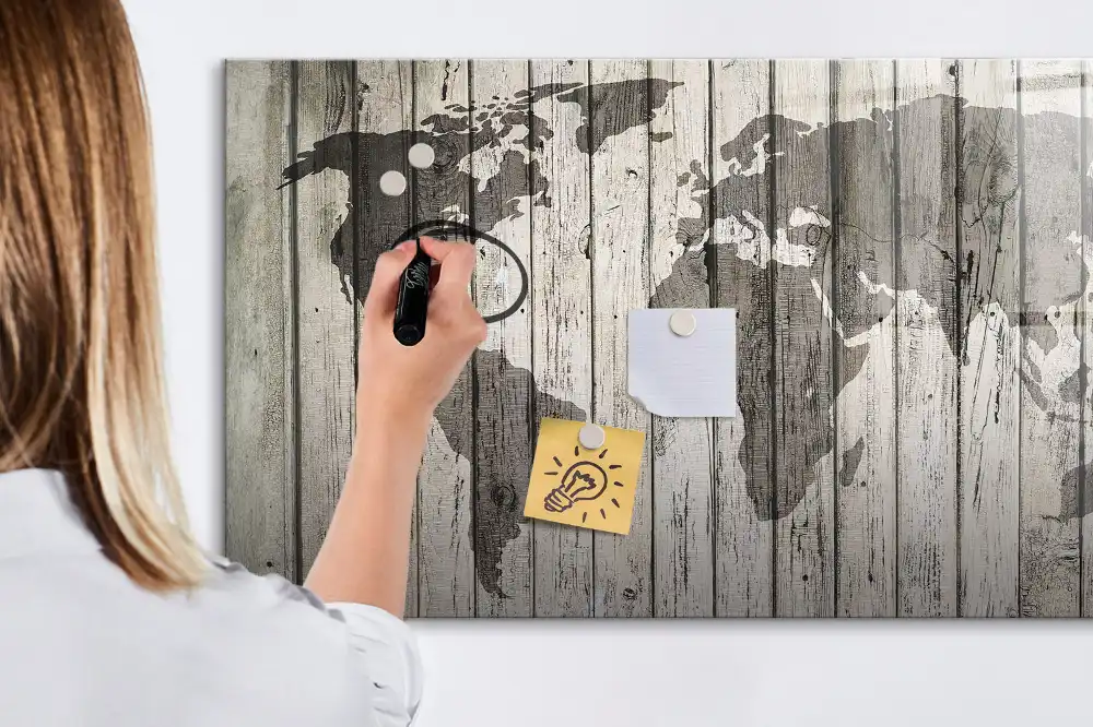 Tablica suchościeralna magnetyczna mapa świata na drewnianym stole