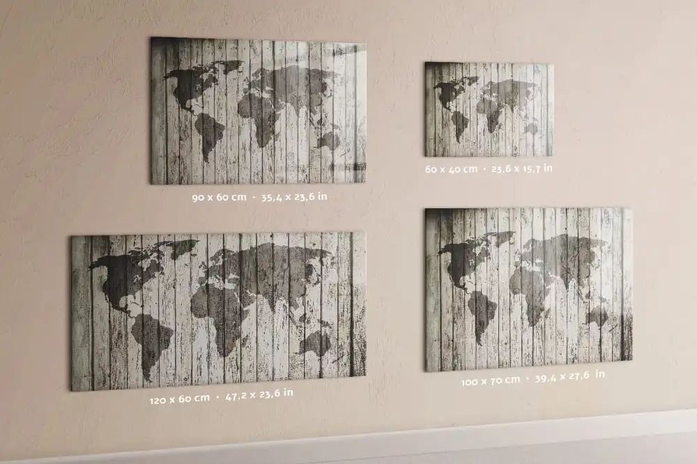 Tablica suchościeralna magnetyczna mapa świata na drewnianym stole