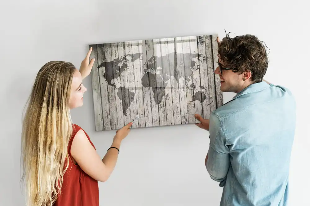 Tablica suchościeralna magnetyczna mapa świata na drewnianym stole
