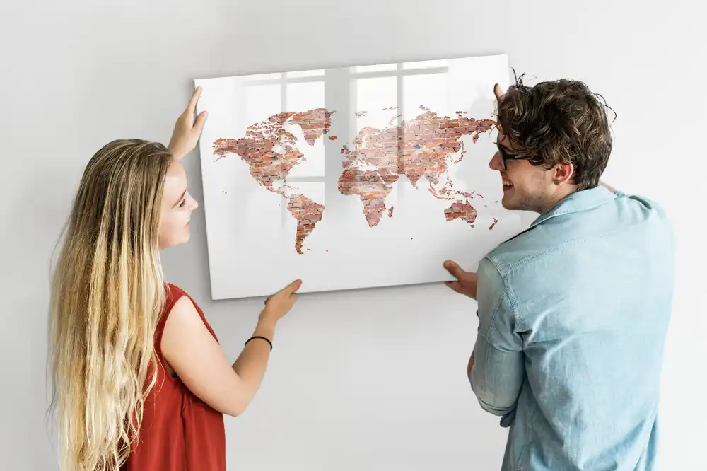 Tablica magnetyczna z pisakiem ceglane tło z mapą